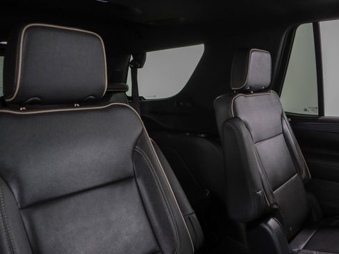 Used 2023 GMC Yukon SLT w/ SLT Luxury Package image 32