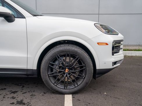 Used 2025 Porsche Cayenne image 9