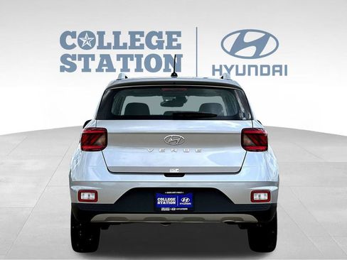 Used 2024 Hyundai Venue SEL FWD image 9