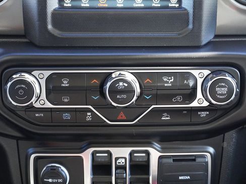 Used 2023 Jeep Wrangler Unlimited image 32