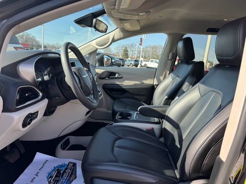 Used 2023 Chrysler Pacifica Touring-L FWD image 25