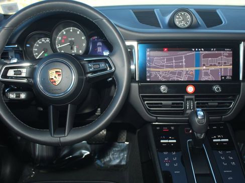 Certified 2025 Porsche Macan image 6