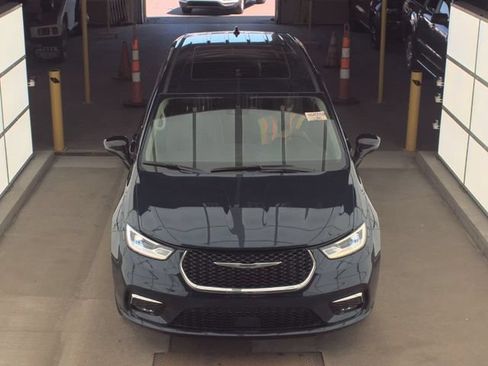 Used 2024 Chrysler Pacifica Limited FWD image 2
