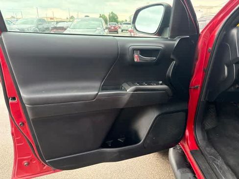 Used 2016 Toyota Tacoma TRD Sport w/ Exterior Package AWD/4WD image 9