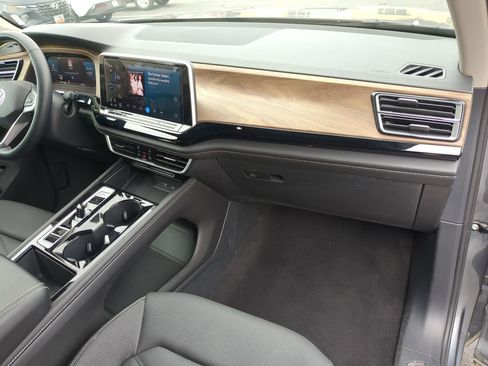 Used 2024 Volkswagen Atlas SE image 34