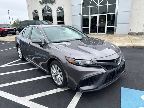 Used 2024 Toyota Camry SE FWD image 2