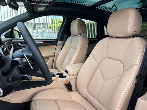 Certified 2025 Porsche Macan AWD/4WD image 5