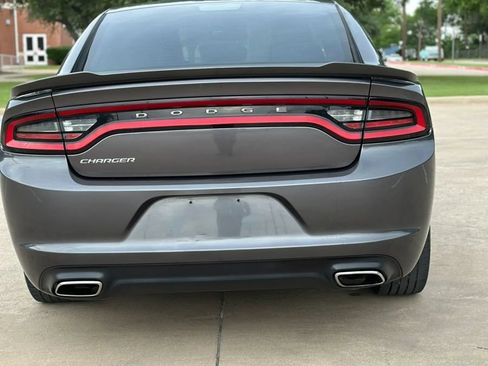 Used 2017 Dodge Charger SE RWD image 6