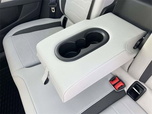 Used 2025 Volkswagen Taos SE image 14