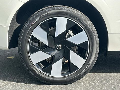 Certified 2025 Volvo XC60 T8 Plus w/ Protection Package Premier image 27