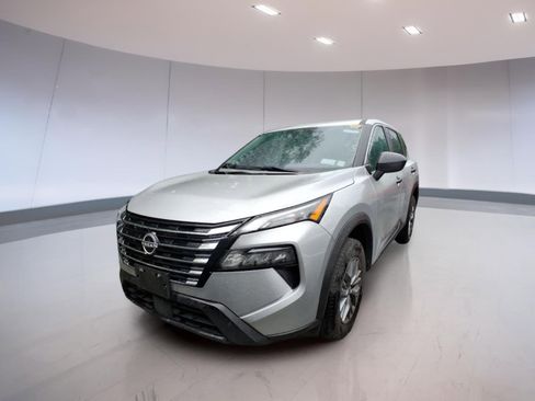 Used 2024 Nissan Rogue S AWD/4WD image 2