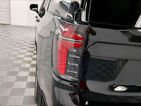 Used 2025 Chevrolet Suburban Z71 image 35