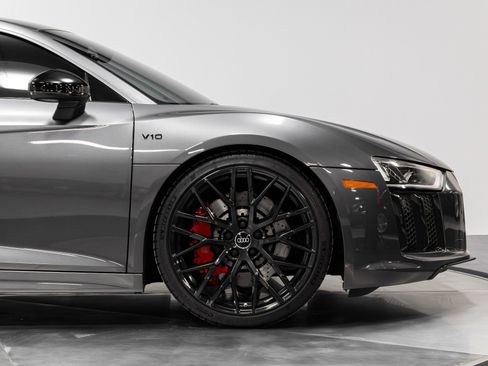 Used 2018 Audi R8 V10 w/ Premium Package image 19