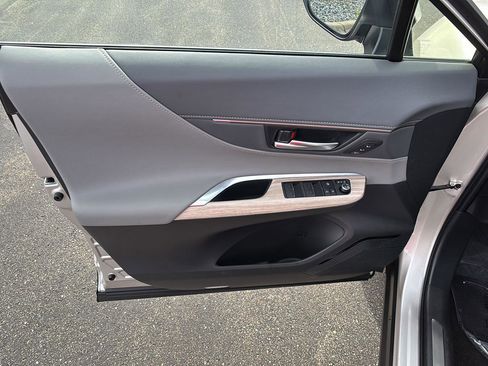 Used 2023 Toyota Venza Limited image 6