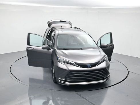 Used 2024 Toyota Sienna XLE image 47