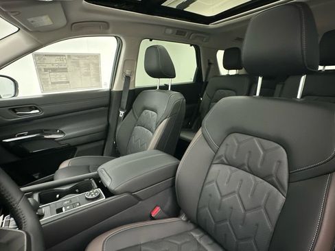 New 2026 Nissan Pathfinder Platinum AWD/4WD image 9