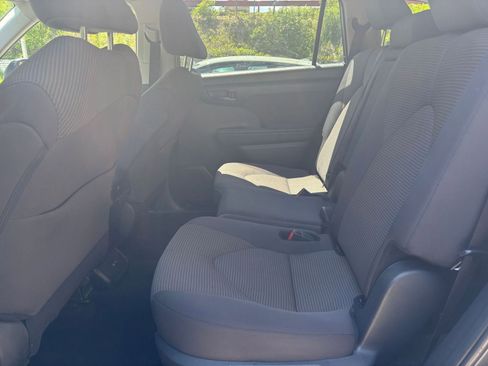 Used 2025 Toyota Highlander LE FWD image 29