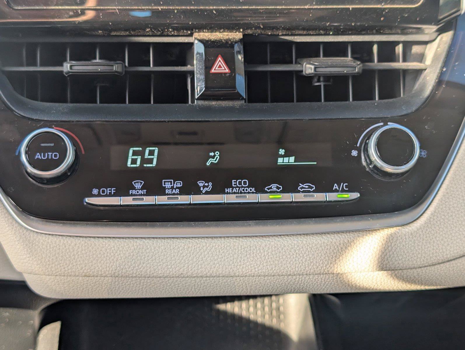 Used 2020 Toyota Corolla LE FWD image 22