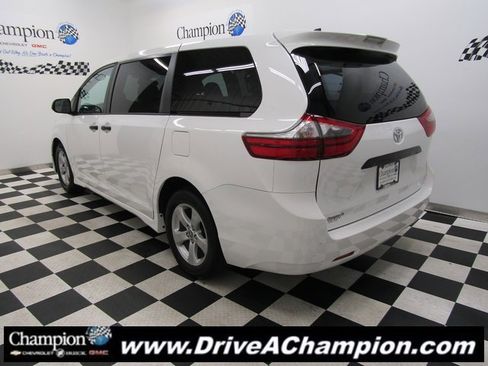 Used 2020 Toyota Sienna L image 8