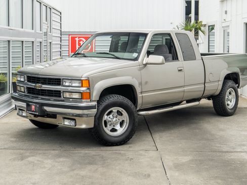 Used 1998 Chevrolet Silverado 2500 4x4 Extended Cab w/ Preferred Equipment Group 2 image 2