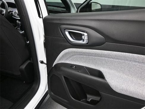 Used 2025 Jeep Compass Sport image 14