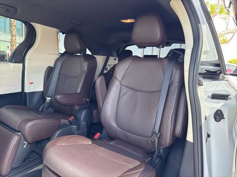 Certified 2023 Toyota Sienna Platinum FWD image 16