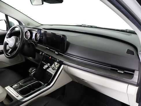 Used 2024 Kia Carnival EX image 28