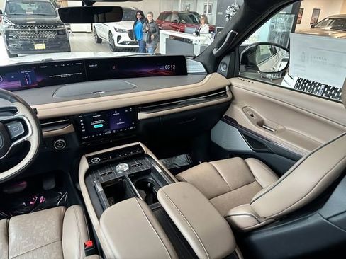 Certified 2025 Lincoln Navigator Black Label AWD/4WD image 16