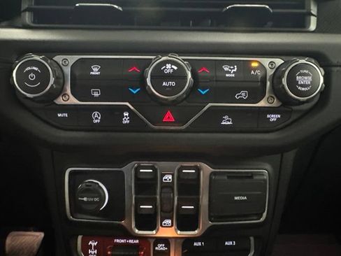 Used 2025 Jeep Wrangler Unlimited Rubicon AWD/4WD image 17