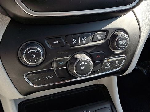 Used 2020 Jeep Cherokee Latitude Plus w/ Cold Weather Group image 15