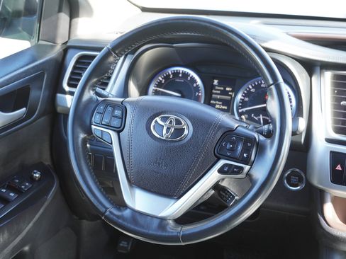 Used 2018 Toyota Highlander XLE image 30