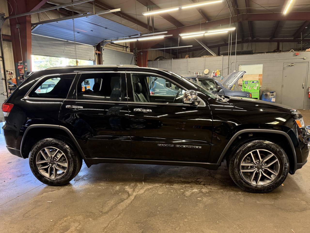Used 2020 Jeep Grand Cherokee Limited AWD/4WD image 4