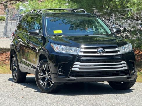 Used 2019 Toyota Highlander LE AWD/4WD image 1