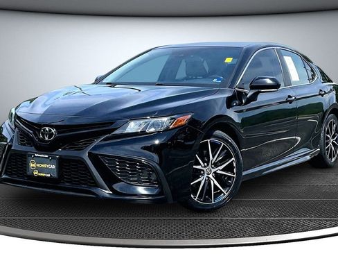 Used 2022 Toyota Camry SE FWD image 3
