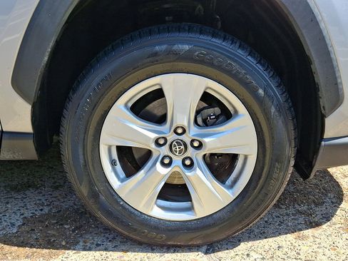 Used 2021 Toyota RAV4 LE AWD/4WD image 8