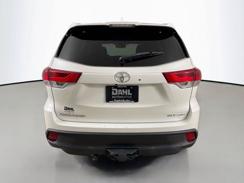 Used 2018 Toyota Highlander XLE AWD/4WD image 12