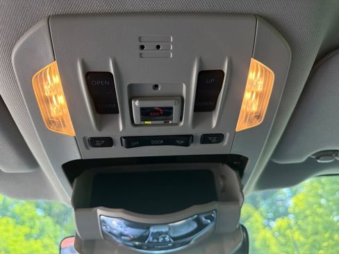 Used 2021 Toyota Highlander XLE AWD/4WD image 41