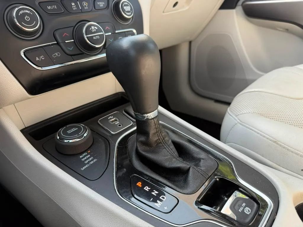 Used 2019 Jeep Cherokee Limited w/ Luxury Group AWD/4WD image 20