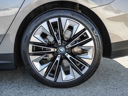 Used 2025 BMW i5 xDrive40 w/ Premium Package image 8