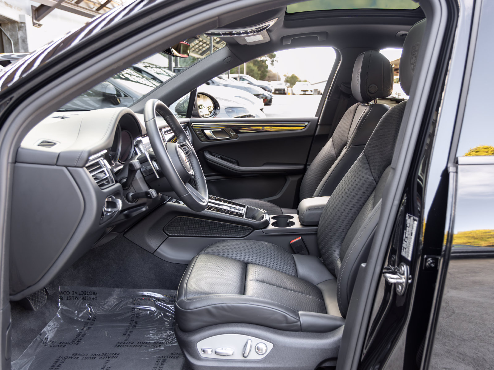 Certified 2025 Porsche Macan Turbo AWD/4WD image 30