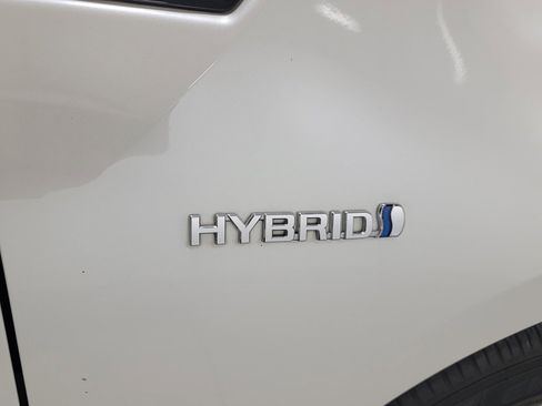 Used 2020 Toyota Prius LE image 9