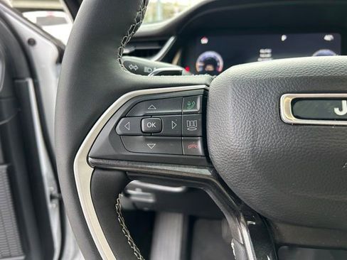 Used 2023 Jeep Grand Cherokee Altitude image 32