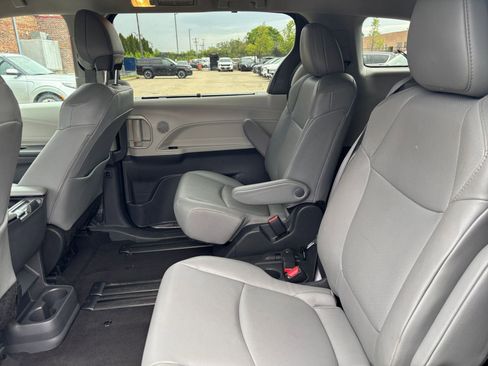 Used 2024 Toyota Sienna XLE FWD image 25