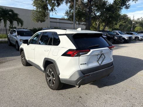 Used 2019 Toyota RAV4 LE FWD image 5