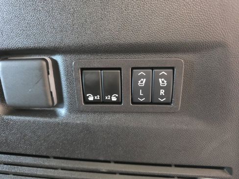 Used 2024 GMC Yukon XL Denali w/ Denali Reserve Package image 18