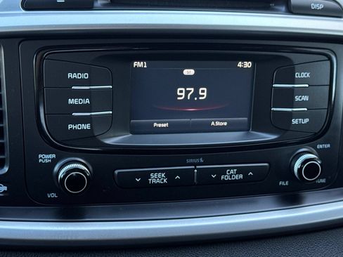 Used 2017 Kia Sorento AWD image 19