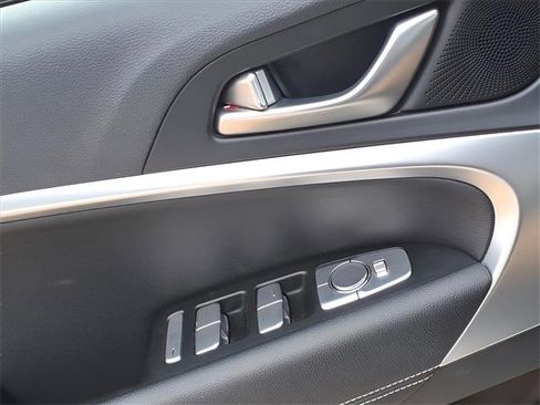 Used 2025 Genesis G70 2.5T image 15