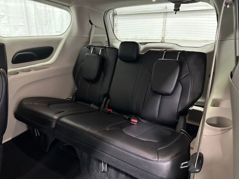 Used 2023 Chrysler Pacifica Touring-L image 50