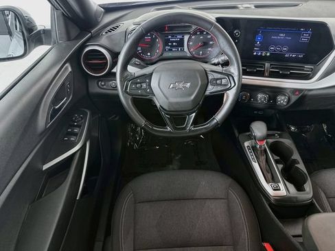 Used 2025 Chevrolet Trax RS w/ Sunroof Package FWD image 22