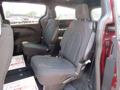 Used 2021 Chrysler Pacifica Touring AWD/4WD image 33
